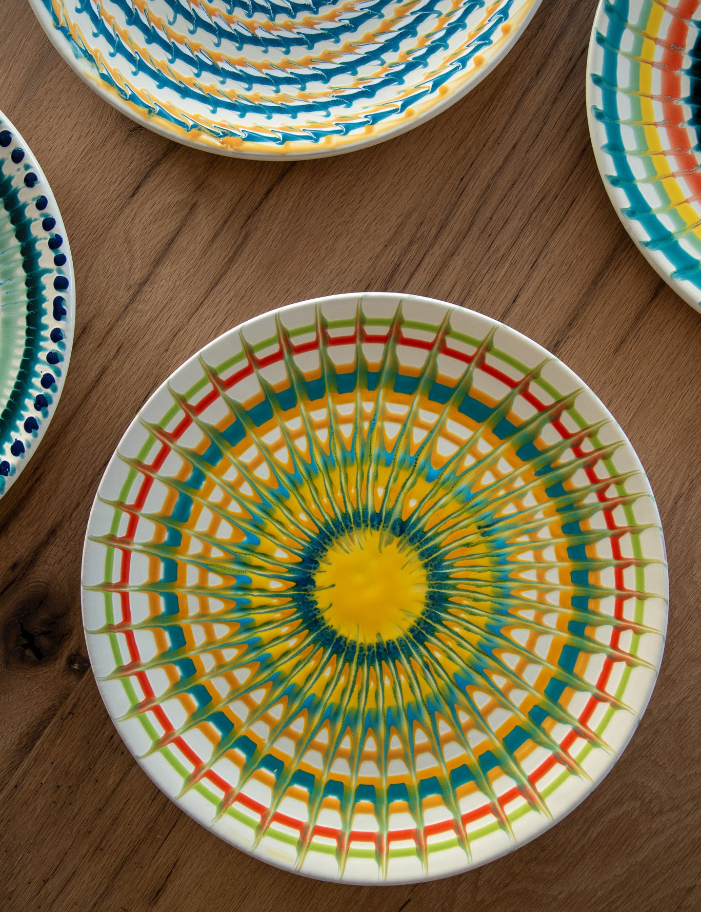 CasaOkkiePlate35cmContemporanei_3_1fdfbeaf-47e4-4034-a981-a3559ef39760.jpg
