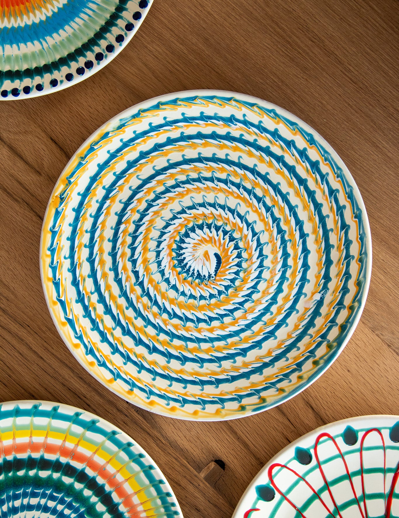 CasaOkkiePlate35cmContemporanei_4_6cf5e74d-aa05-4024-83a7-4c942e84dce5.jpg